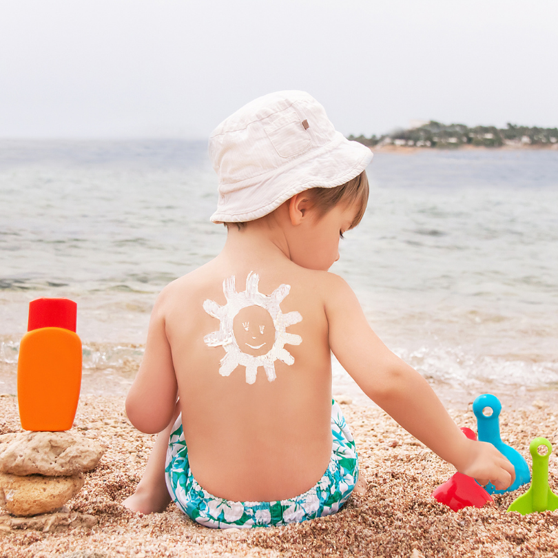 Viele Experten raten daher dazu, innerhalb der ersten 6 Lebensmonate ganz auf Sonnencreme zu verzichten