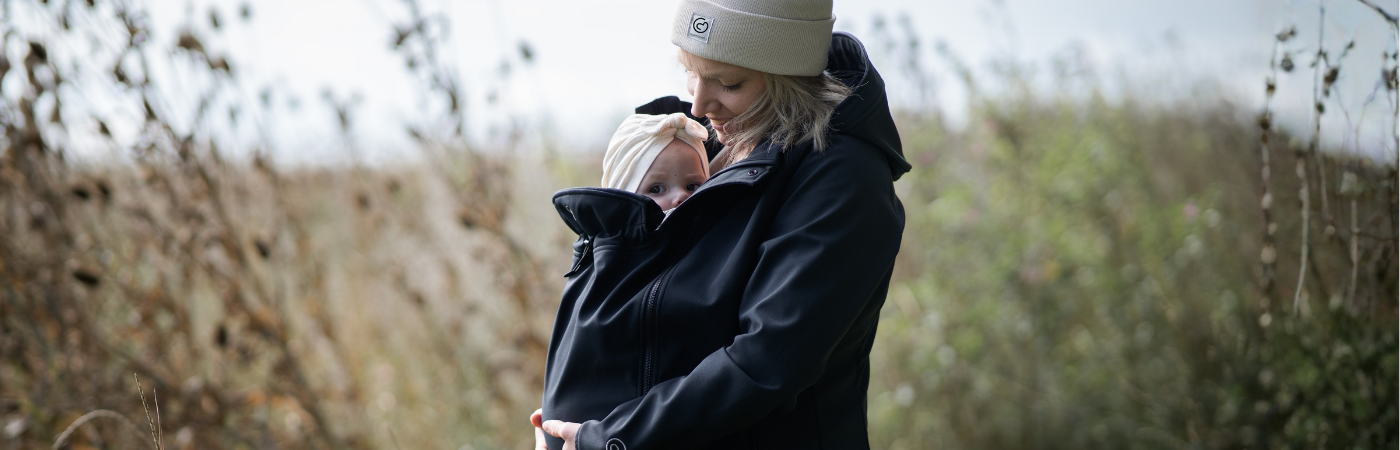 Die Softshell Tragejacke von mamalila ist dein vielseitiger Begleiter für Schwangerschaft, Babytragen und die Zeit danach.